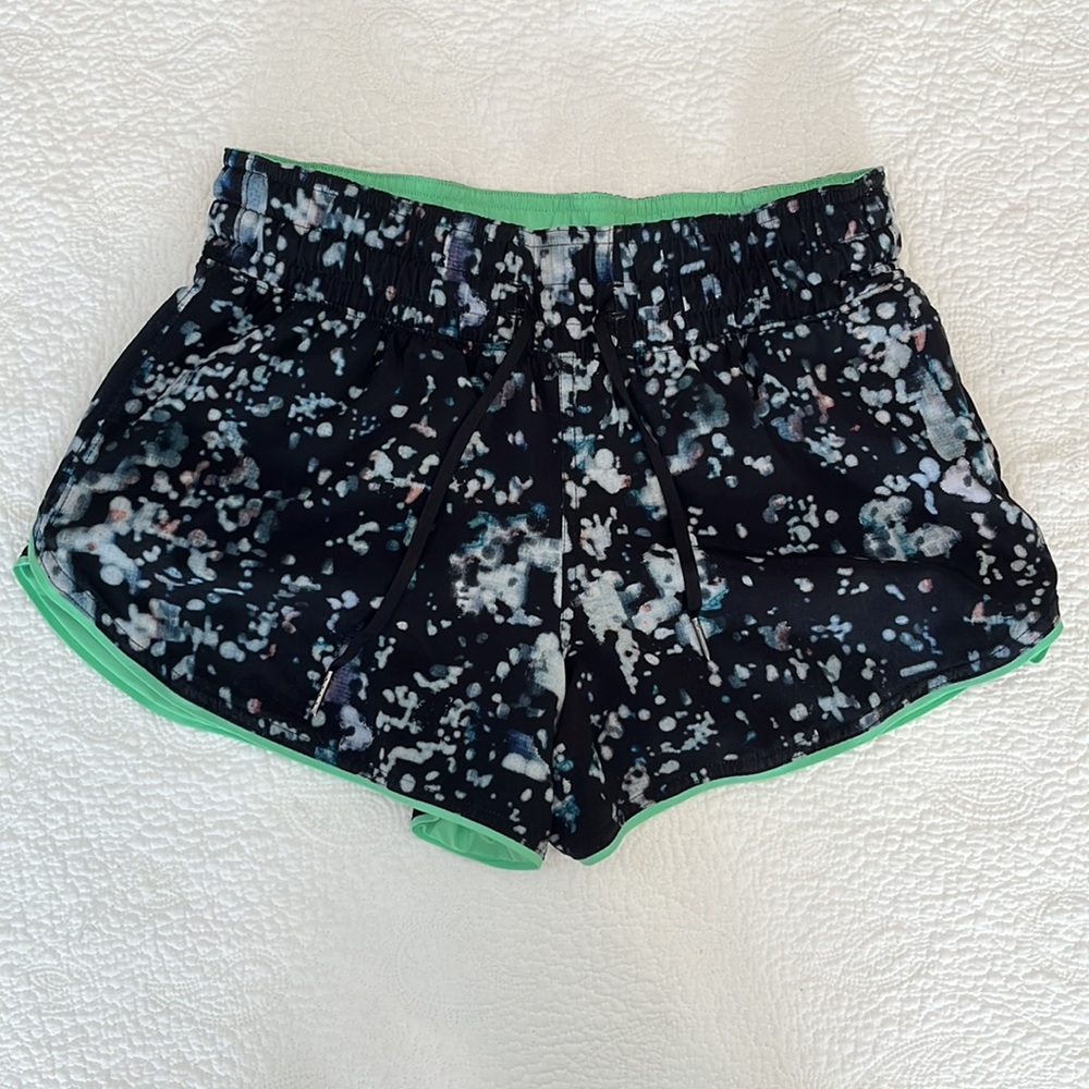 Lululemon Reversible Athletic Shorts Size: 4 Black Pattern or Green